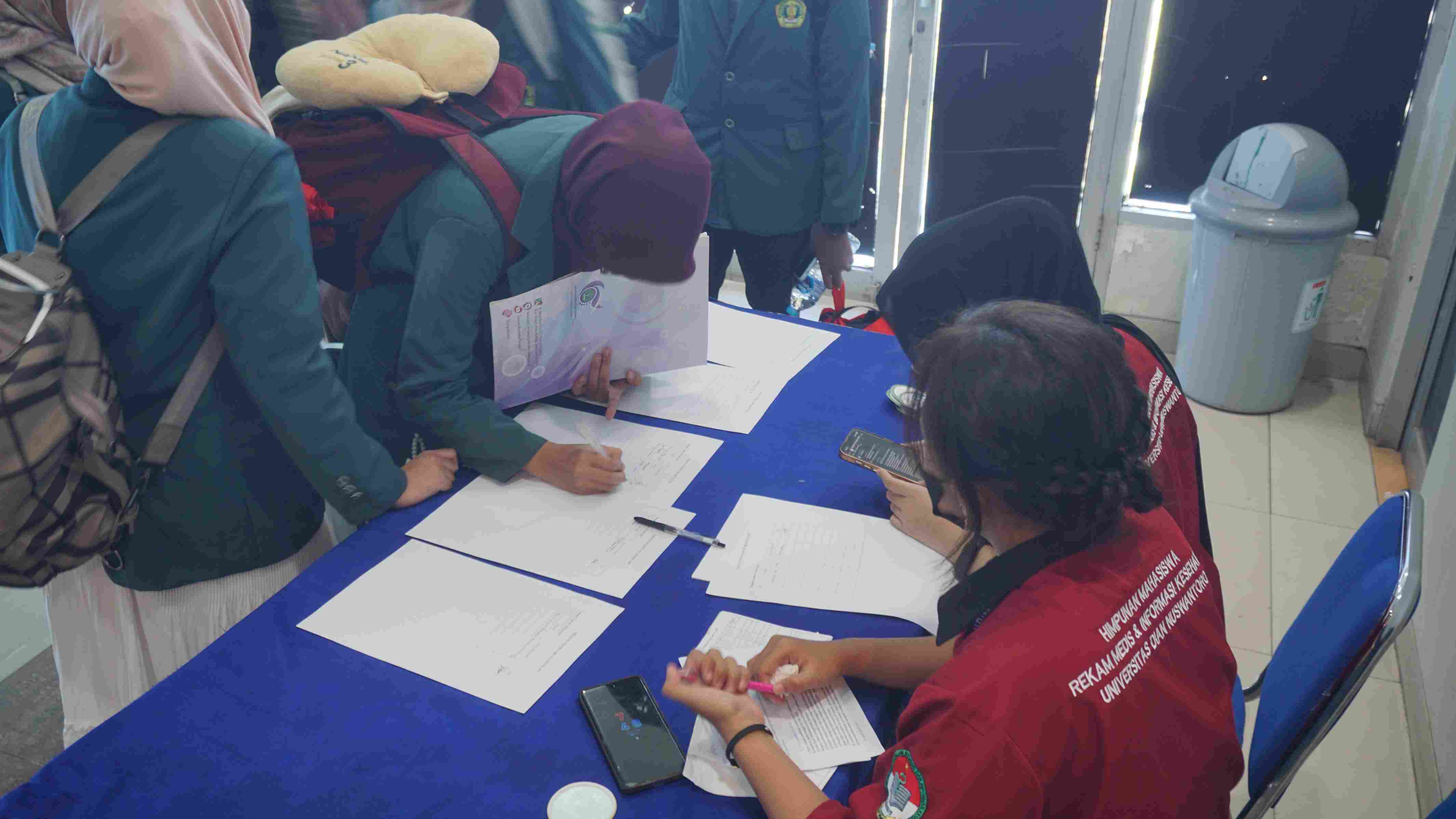 Presensi Peserta Sebelum Memasuki Ruangan 